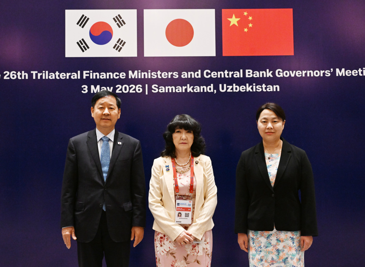 ▲ASEAN+3 재무장관회의 및 아시아개발은행(ADB) 연차총회 참석차 우즈베키스탄 사마라칸트를 방문중인 구윤철 부총리 겸 재정경제부 장관이 5월 3일(현지시간) 힐튼호텔에서 열린 '한.중.일 재무장관회의' 시작에 앞서 가타야마 사쓰키 일본 재무장관, 장 준홍 중국 재정부장조리와 기념사진을 찍고 있다. (재정경제부)