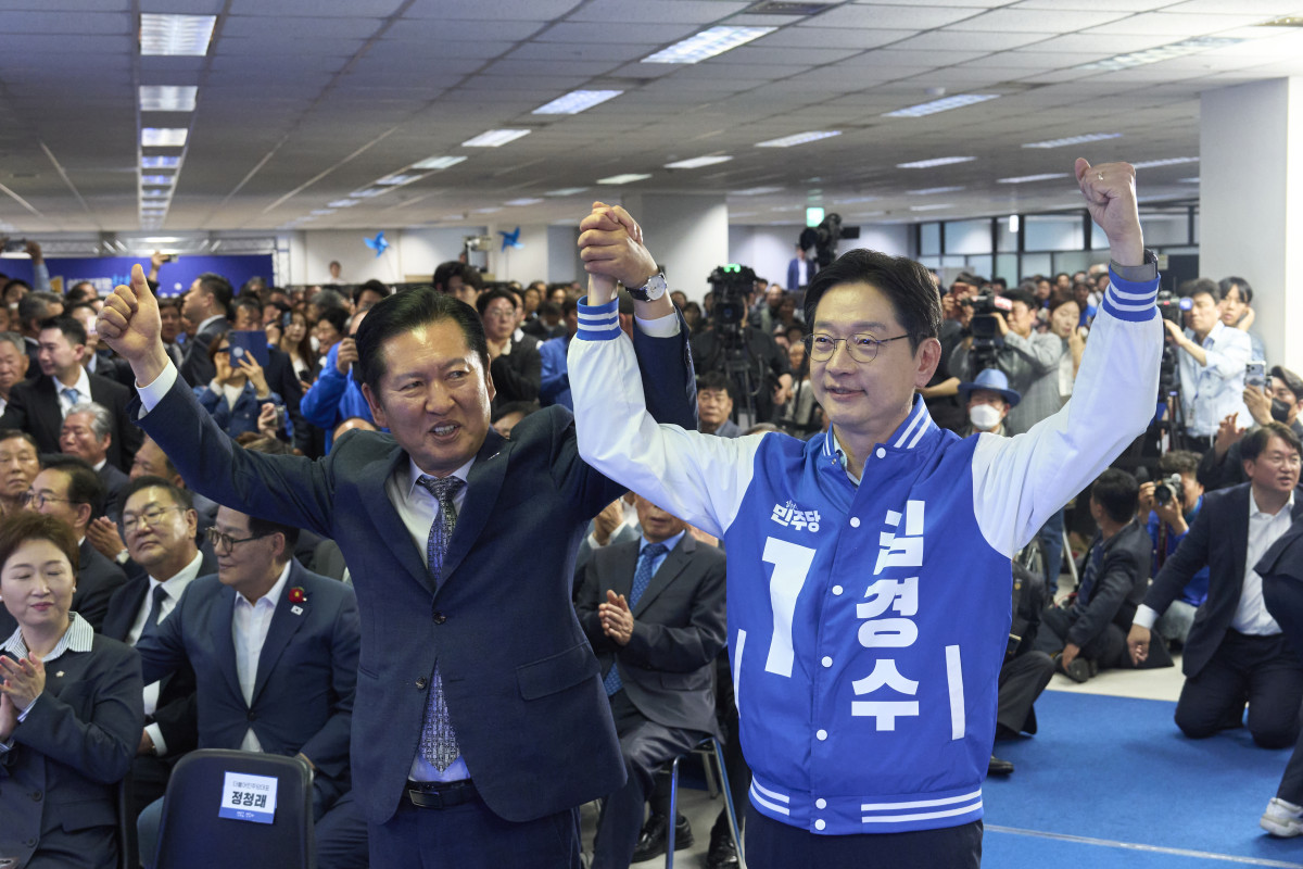 ▲3일 경남 창원 STX오션타워에서 열린 김경수 더불어민주당 경남지사 후보 선거사무소 개소식에 참석한 정청래 민주당 대표(왼쪽)와 김 후보의 모습. (사진=김경수 후보 캠프)