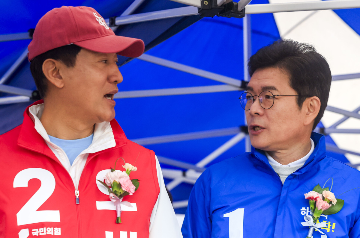 ▲정원오 더불어민주당 서울시장 후보와 오세훈 국민의힘 서울시장 후보가 3일 서울 용산구 효창운동장에서 열린 제44회 서울특별시장기 축구대회 개회식에 서 대화를 나누고 있다. (사진=뉴시스)