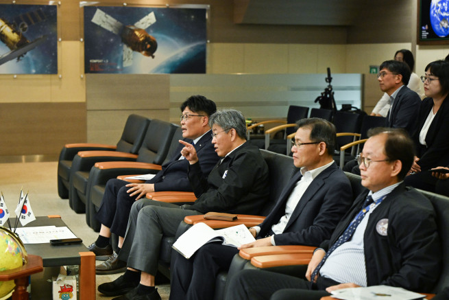 ▲김이탁 국토교통부 제1차관(왼쪽 두 번째)이 대전 한국항공우주연구원 위성종합관제실에서 국토위성 2호 발사 실황을 참관하고 있다. (사진제공=국토교통부)