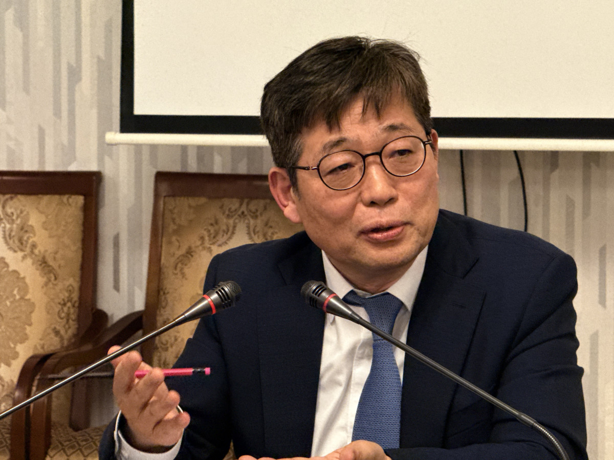 ▲유상대 한국은행 부총재가 3일(현지시간) 오후 ADB 연차총회가 열리는 우즈베키스탄 사마르칸트에서 한은 기자단과 만나 대화를 나누고 있다. (사진제공=한국은행)