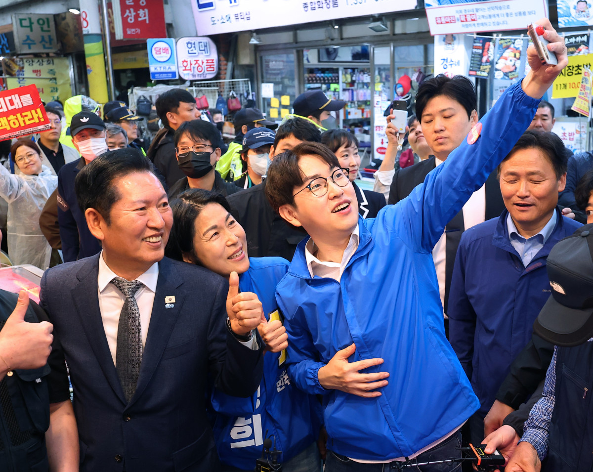 ▲3일 오후 부산 북구 구포시장에서 더불어민주당 정청래 대표와 북갑 국회의원 보궐선거 출마를 공식화한 하정우 전 청와대 AI 미래기획수석이 상인들과 사진을 찍고 있다. 사진=연합뉴스