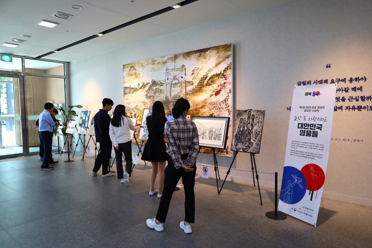 ▲자생의료재단이 주최한 보훈 작품 전시회를 시민들이 관람하고 있다. (사진제공=자생한방병원)