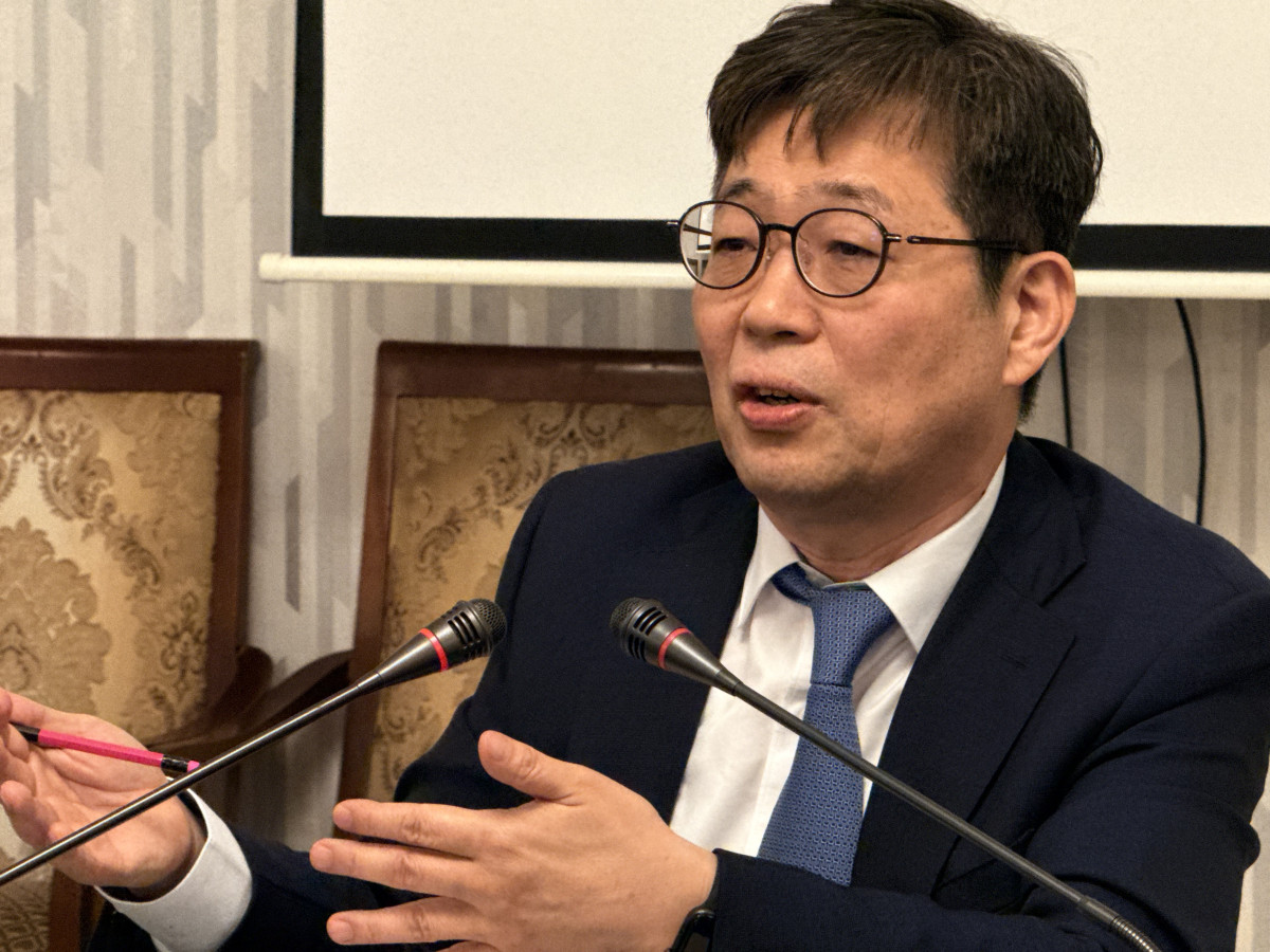 ▲유상대 한국은행 부총재가 3일(현지시간) 오후 ADB 연차총회가 열리는 우즈베키스탄 사마르칸트에서 한은 기자단과 만나 대화를 나누고 있다. (사진제공=한국은행)