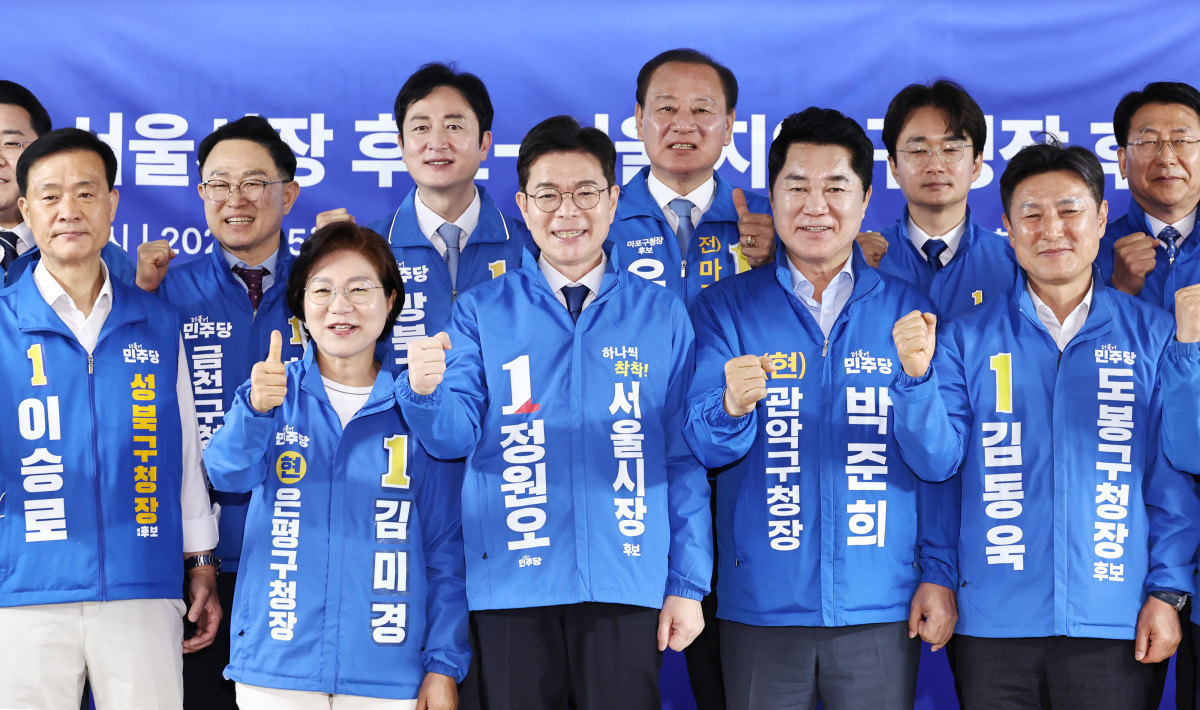 ▲더불어민주당 정원오 서울시장 후보가 4일 서울 중구 태평빌딩 사무실에서 서울지역 구청장 후보들과 간담회에 앞서 기념 촬영하고 있다. (연합뉴스)