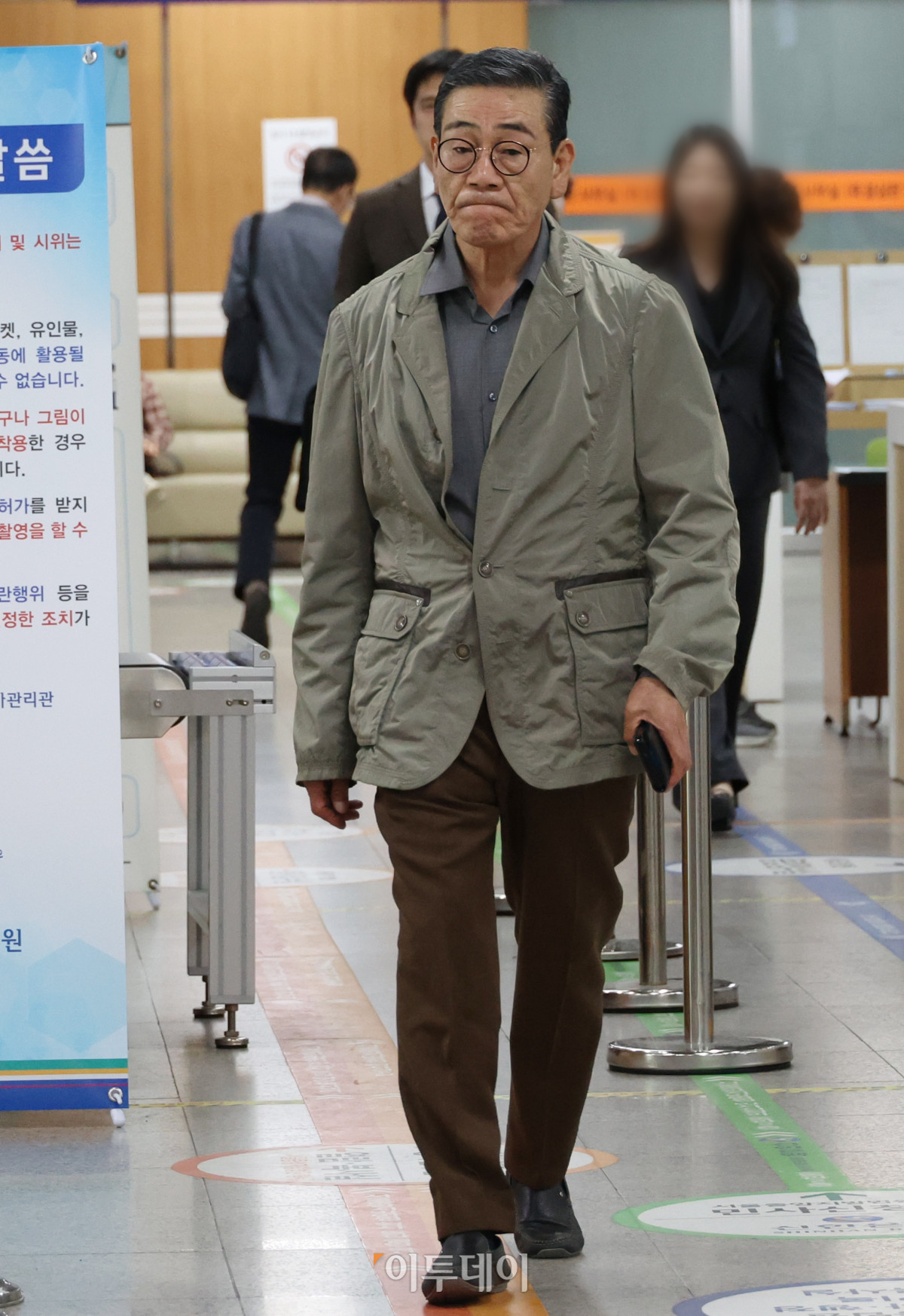 ▲김현재 케이삼흥 회장이 4일 서울 서초구 서울중앙지방법원에서 열린 특정경제범죄가중처벌등에관한법률 위반(사기) 등 혐의 사건 13차 공판에 출석하고 있다. 김 회장은 5000억 원대 부동산 투자 사기 혐의로 구속돼 1심 재판을 받던 중 지난해 보석으로 석방됐다. 고이란 기자 photoeran@