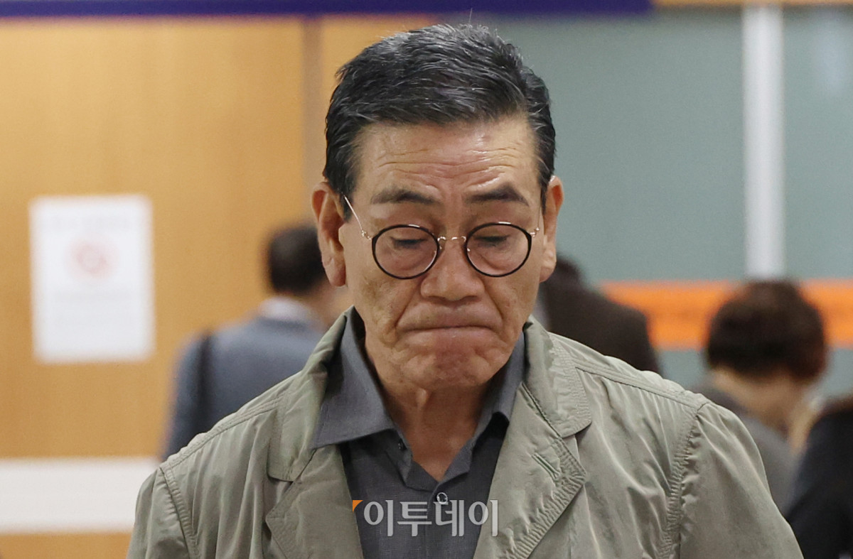 ▲김현재 케이삼흥 회장이 4일 서울 서초구 서울중앙지방법원에서 열린 특정경제범죄가중처벌등에관한법률 위반(사기) 등 혐의 사건 13차 공판에 출석하고 있다. 김 회장은 5000억 원대 부동산 투자 사기 혐의로 구속돼 1심 재판을 받던 중 지난해 보석으로 석방됐다. 고이란 기자 photoeran@