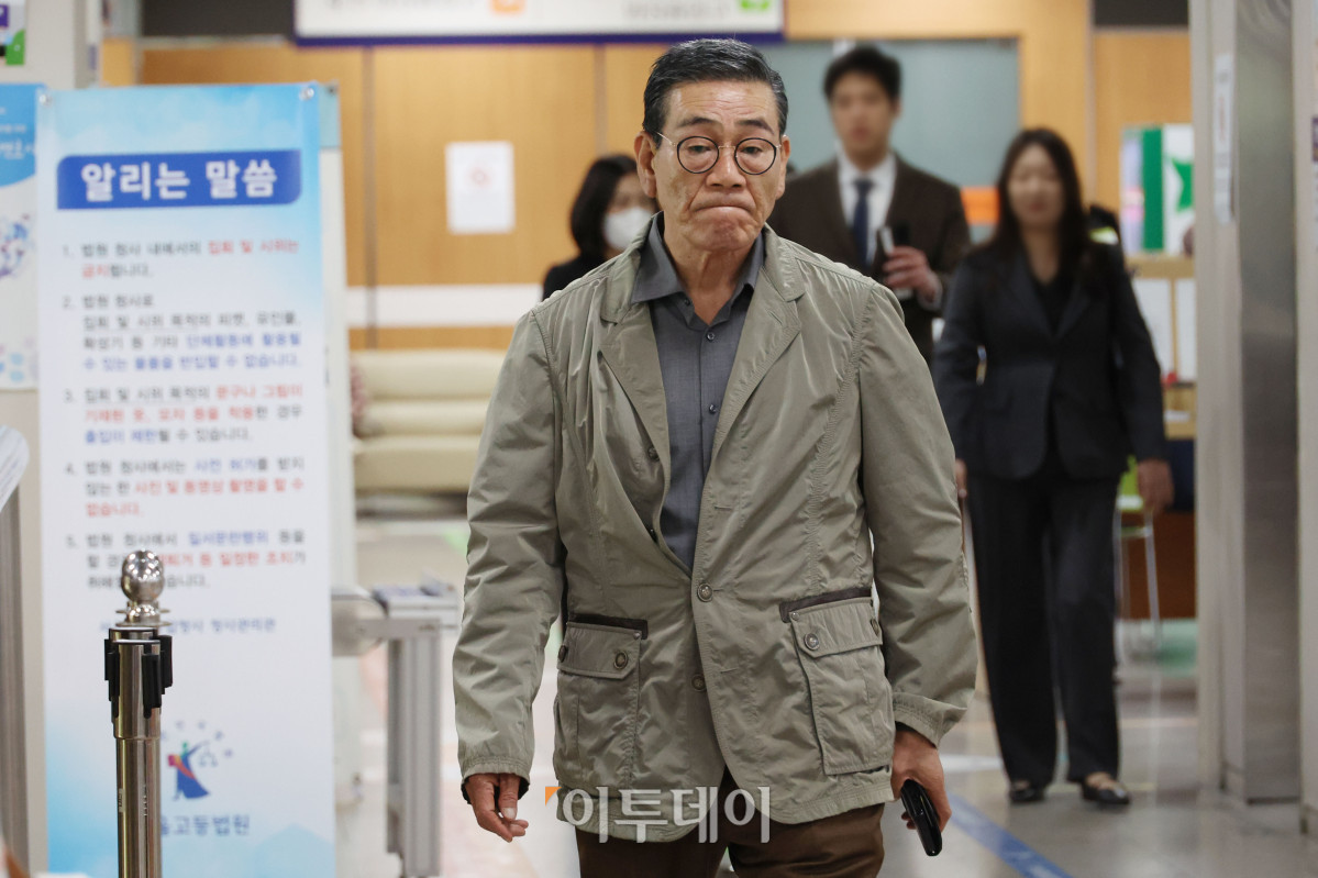 ▲김현재 케이삼흥 회장이 4일 서울 서초구 서울중앙지방법원에서 열린 특정경제범죄가중처벌등에관한법률 위반(사기) 등 혐의 사건 13차 공판에 출석하고 있다. 김 회장은 5000억 원대 부동산 투자 사기 혐의로 구속돼 1심 재판을 받던 중 지난해 보석으로 석방됐다. 고이란 기자 photoeran@