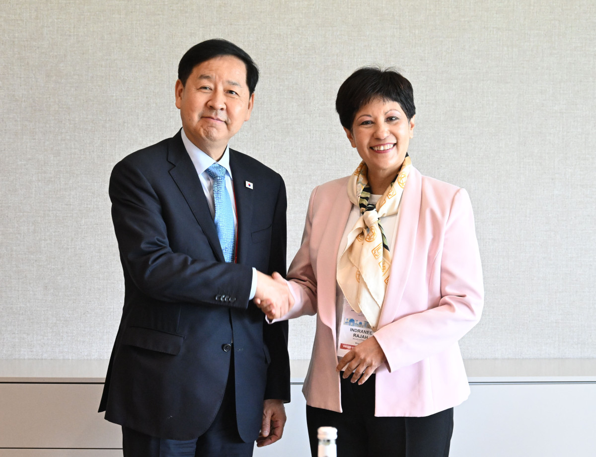 ▲한.중.일 재무장관회의, ASEAN+3 재무장관회의 및 아시아개발은행(ADB) 연차총회 참석차 우즈베키스탄 사마라칸트를 방문중인 구윤철 부총리 겸 재정경제부 장관이 5월 3일(현지시간) 실크로드 호텔에서 인드라니 라자 싱가포르 재무부 제2장관과 면담에 앞서 악수하며 기념사진을 찍고 있다. (재정경제부)