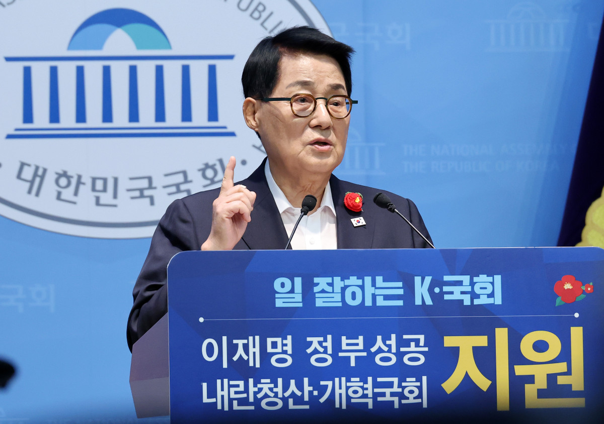 ▲더불어민주당 박지원 의원이 4일 서울 여의도 국회 소통관에서 국회의장 선거 출마 기자회견을 하고 있다. 사진=연합뉴스