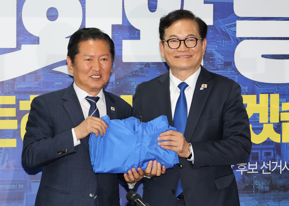 ▲더불어민주당 정청래 대표가 지난달 24일 인천 연수구 정지열 인천 연수구청장 후보 선거사무소에서 열린 최고위원회의에서 송영길 연수갑 보궐선거 후보에게 당 점퍼를 전달하고 있다. 사진=연합뉴스