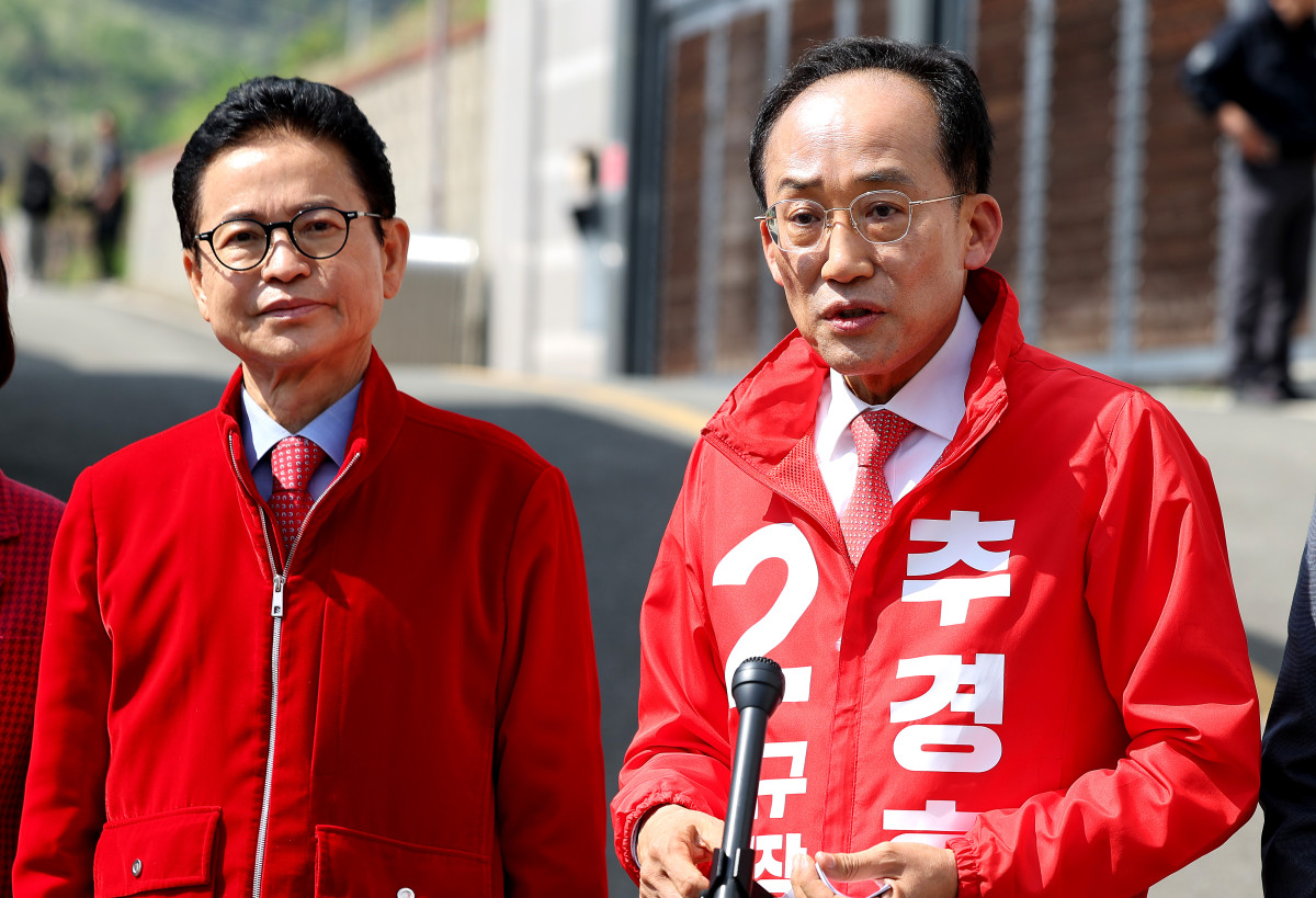 ▲국민의힘 이철우 경북도지사 예비후보와 추경호 대구시장 예비후보가 4일 대구 달성군 박근혜 전 대통령 사저에서 박 전 대통령 예방을 마치고 백브리핑하고 있다. (연합뉴스)