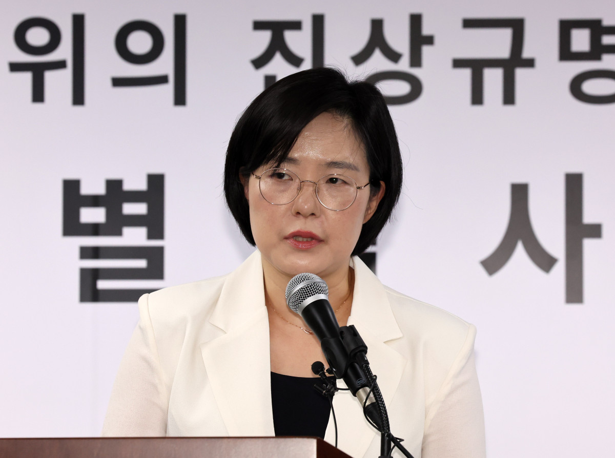 ▲권창영 2차 종합특검팀 김지미 특검보가 4일 오후 경기 과천시 2차 종합특검팀 사무실 브리핑룸에서 정례 브리핑을 하고 있다. (뉴시스)