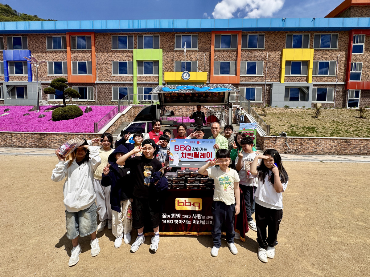 ▲BBQ가 강원도 정선군 증산초등학교를 찾아 임직원과 BBQ 사북고한점 가맹점이 치킨 50인분을 전달했다. (사진제공=제너시스BBQ그룹)