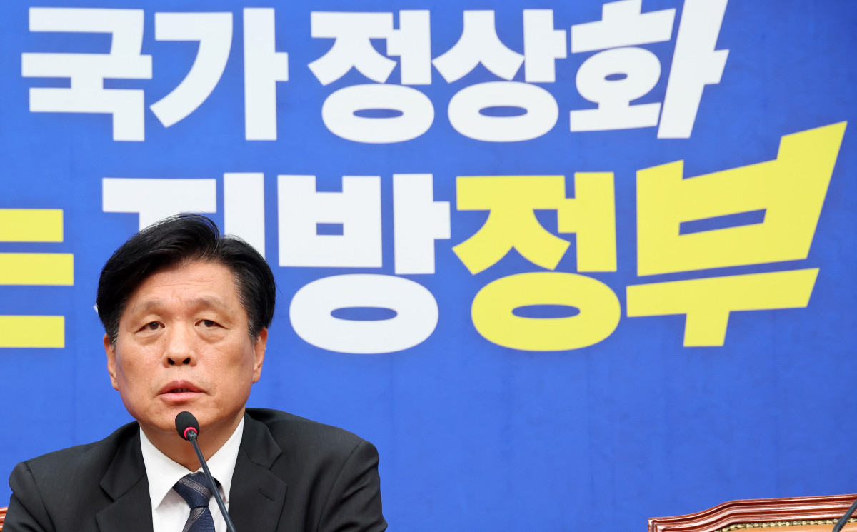 ▲더불어민주당 조승래 사무총장이 4일 국회에서 6·3 지방선거 D-30 기자간담회를 갖고 있다. 사진=연합뉴스