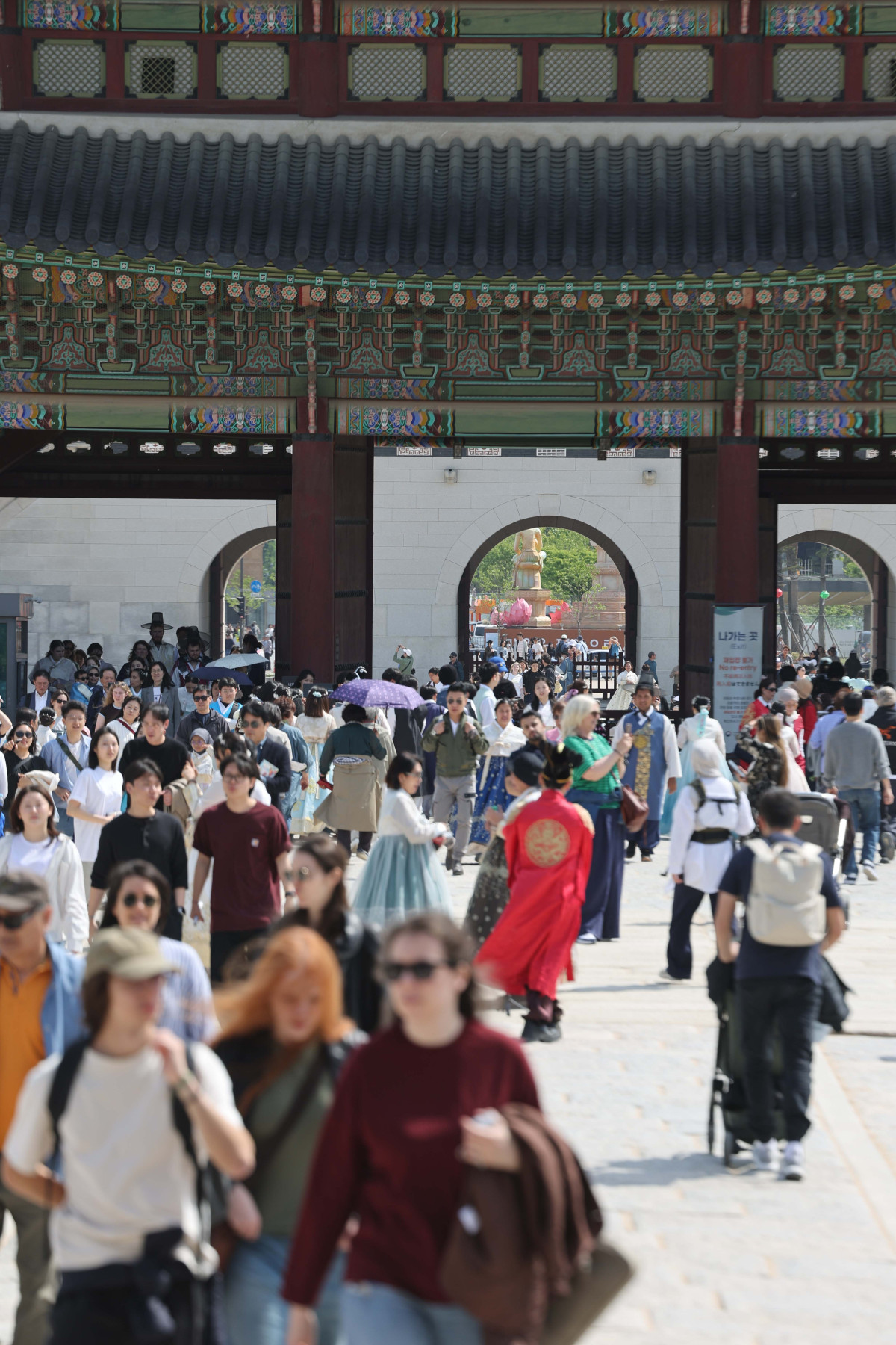 ▲서울 경복궁을 찾은 시민들과 관광객들이 한복을 입고 즐거운 시간을 보내고 있다. (김예연 인턴기자 kimye@)