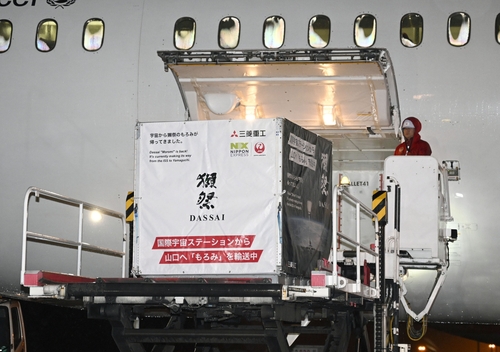 ▲일본 주조회사 주도로 국제우주정거장(ISS)에 보내진 누룩과 쌀, 양조 설비로 양조된 청주 발효물이 지난 3월6일 간사이국제공항을 통해 일본에 들어왔다. (출처=교도/연합뉴스)