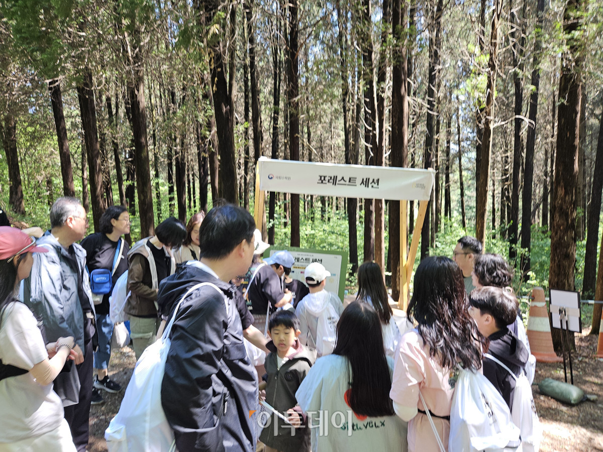 ▲4일 오전 경기 포천시 직동리 광릉숲 일대에서 열린 ‘냇지오 하이킹클럽’ 코스 중 한 부스에 참가자들이 몰려 있다. (문현호 기자 m2h@)