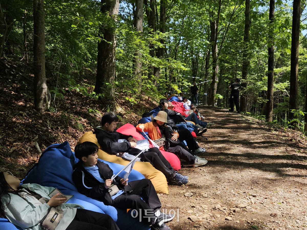 ▲‘포레스트 세션’ 내 마련된 빈백에서 참가자들이 휴식을 취하고 있다. (문현호 기자 m2h@)