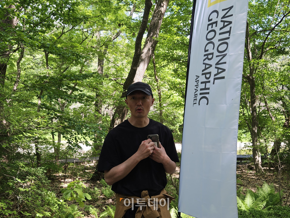 ▲정해수 내셔널지오그래픽 어패럴 마케팅팀장이 기자와 만나 이번 행사 취지를 설명하고 있다. (문현호 기자 m2h@)