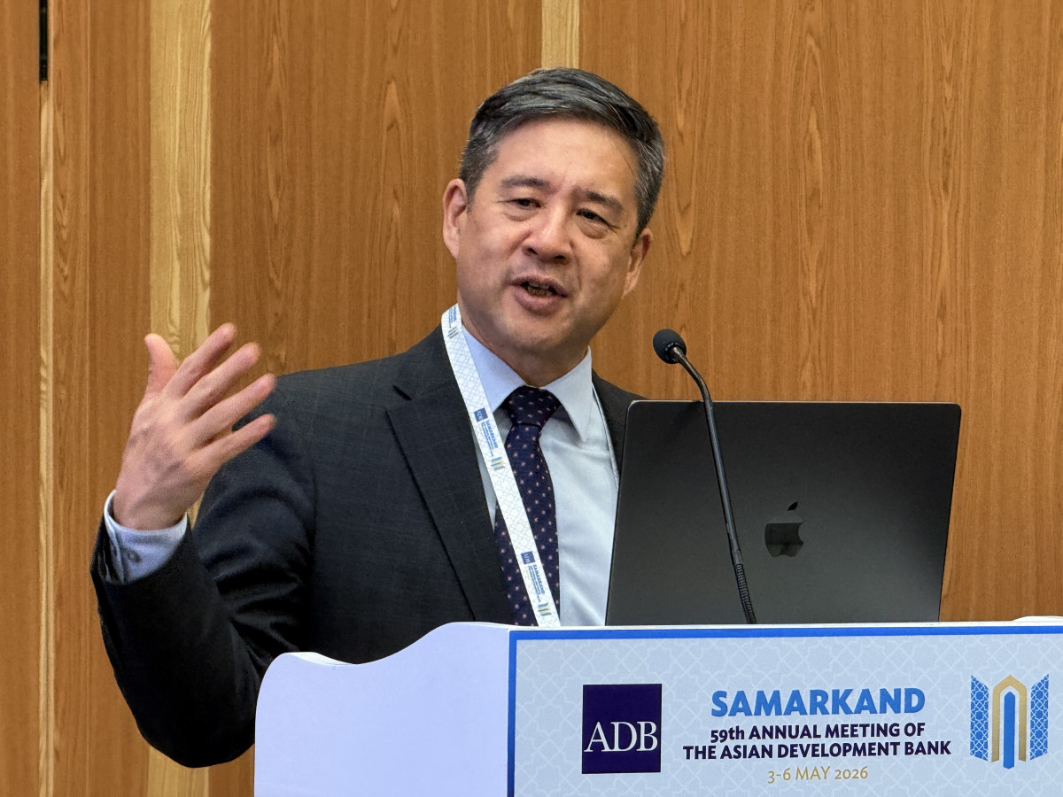 ▲알버트 박 아시아개발은행(ADB) 수석 이코노미스트가 4일(현지시간) 한국은행 출입기자단과의 간담회에서 브리핑을 하고 있다. (사진제공=한국은행)