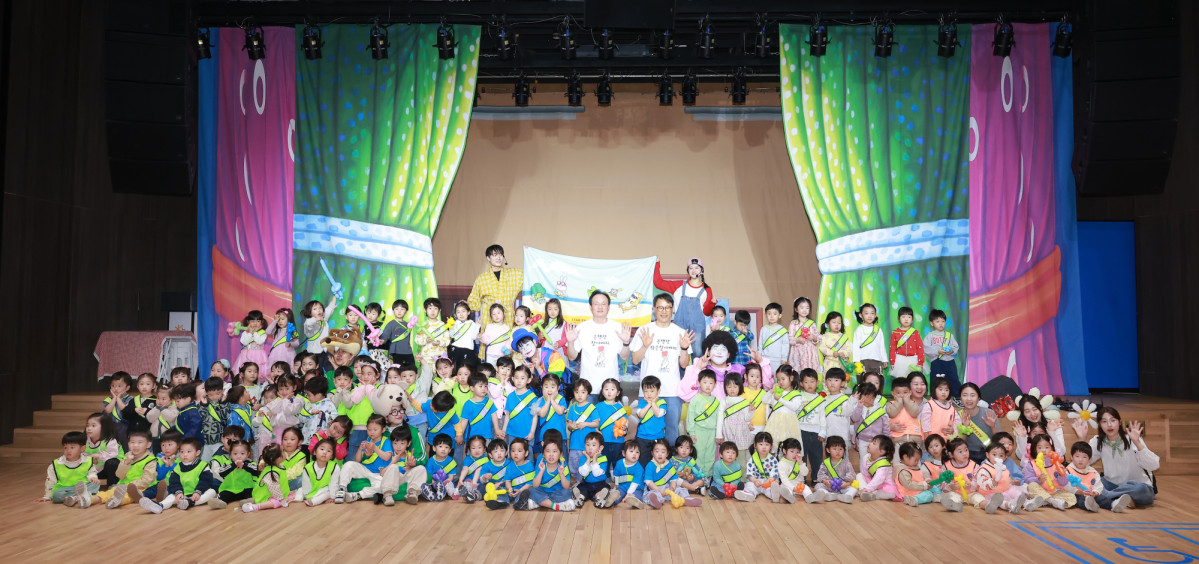 ▲이환주 KB국민은행장이 서울 여의도 신관에서 열린 어린이날 기념행사에서 아동들과 함께 기념촬영을 하고 있다. (사진제공=KB국민은행)
