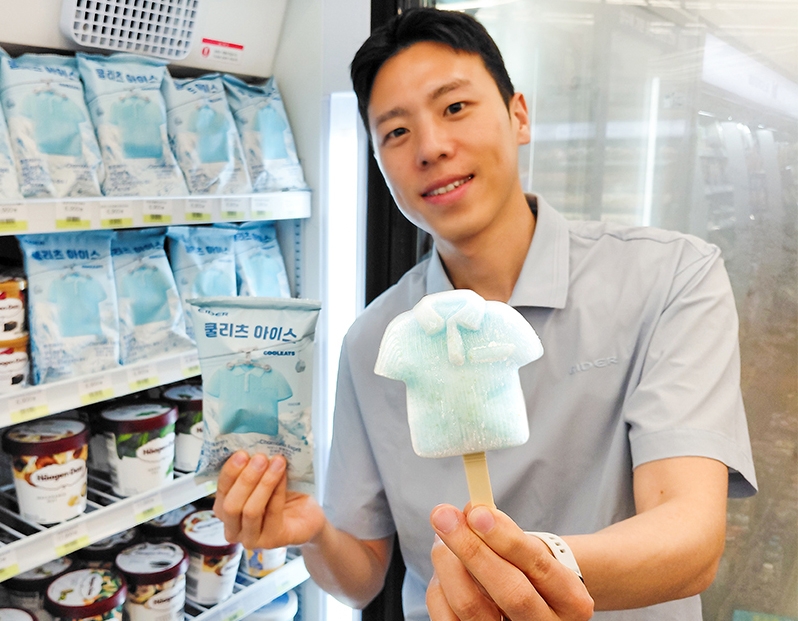 ▲편의점 CU는 6일 아웃도어 브랜드 아이더의 냉감 기능성 티셔츠 ‘쿨리츠 (COOLEATS)’를 모티브로, ‘시원함’을 직관적으로 구현한 이색 컬래버 상품을 출시한다. (사진제공=BGF리테일)