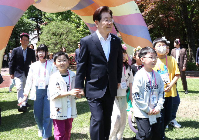 ▲이재명 대통령이 5일 어린이날 초청행사 참석자들과 함께 청와대 녹지원으로 향하고 있다. (연합뉴스)