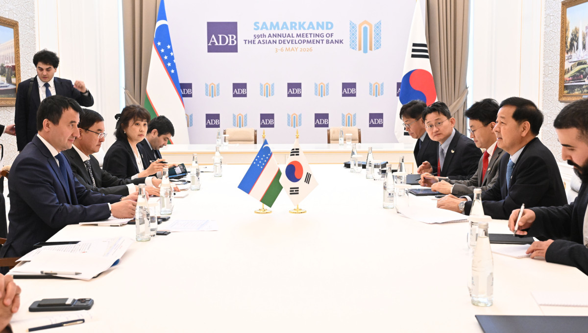 ▲한.중.일 재무장관회의, ASEAN+3 재무장관회의 및 아시아개발은행(ADB) 연차총회 참석차 우즈베키스탄 사마라칸트를 방문중인 구윤철 부총리 겸 재정경제부 장관이 5월 3일(현지시간) 콘글래스센터에서 잠시드 호자예프 우즈벡 부총리와 쿠츠카로프 호자예프 우즈벡 부총리와 면담을 하고 있다. (재정경제부)