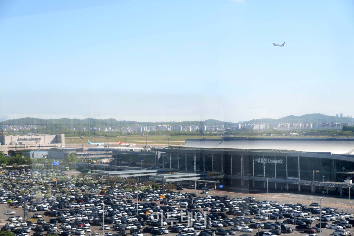 ▲징검다리 연휴 마지막날인 5일 서울 강서구 김포공항 국내선 청사 주차장이 차량으로 분비고 있다. 고이란 기자 photoeran@