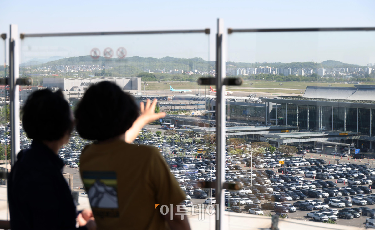 ▲징검다리 연휴 마지막날인 5일 서울 강서구 김포공항 국내선 청사 주차장이 차량으로 분비고 있다. 고이란 기자 photoeran@