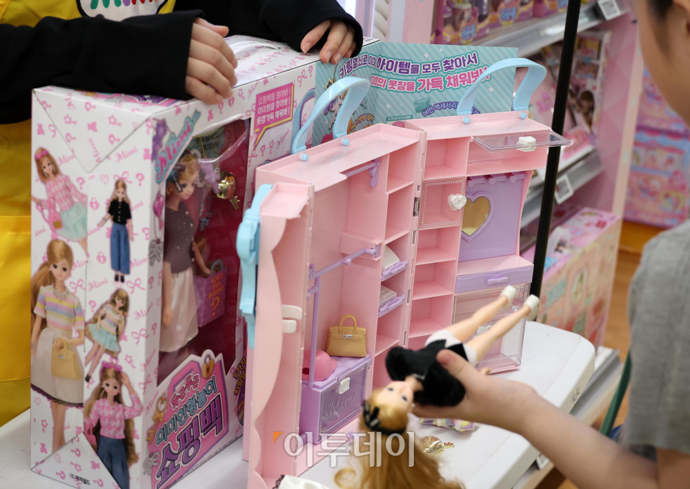 ▲어린이날인 5일 서울의 한 마트에서 어린이가 선물을 고르고 있다. 매장 곳곳은 완구와 캐릭터 상품을 살펴보는 가족 단위 방문객들로 붐비는 모습이다. 고이란 기자 photoeran@
