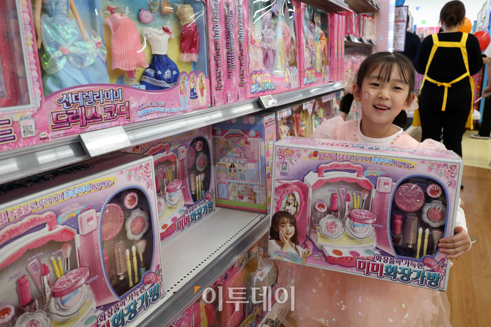 ▲어린이날인 5일 서울의 한 마트에서 어린이가 선물을 고르고 있다. 매장 곳곳은 완구와 캐릭터 상품을 살펴보는 가족 단위 방문객들로 붐비는 모습이다. 고이란 기자 photoeran@