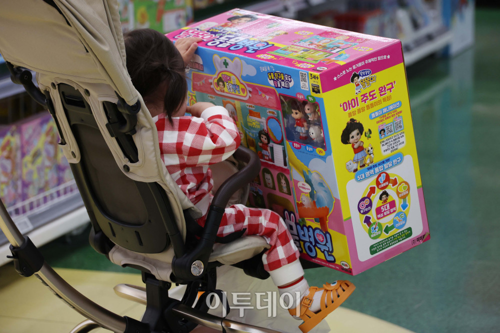▲어린이날인 5일 서울의 한 마트에서 어린이가 선물을 고르고 있다. 매장 곳곳은 완구와 캐릭터 상품을 살펴보는 가족 단위 방문객들로 붐비는 모습이다. 고이란 기자 photoeran@