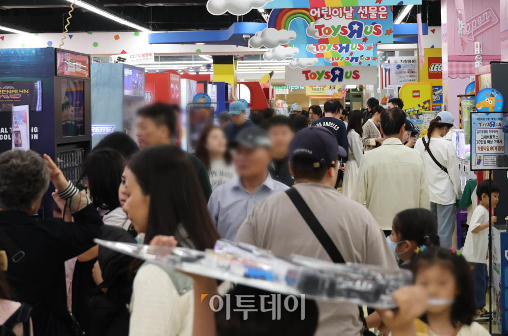 ▲어린이날인 5일 서울의 한 마트에서 시민들이 자녀를 위한 선물을 고르고 있다. 매장 곳곳은 완구와 캐릭터 상품을 살펴보는 가족 단위 방문객들로 붐비는 모습이다. 고이란 기자 photoeran@