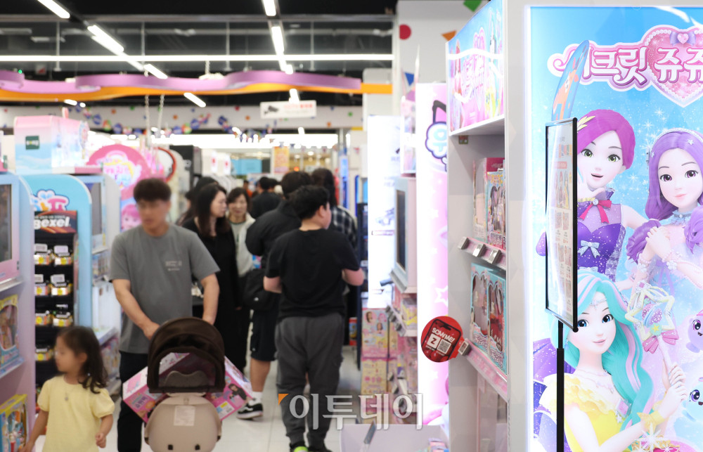 ▲어린이날인 5일 서울의 한 마트에서 시민들이 자녀를 위한 선물을 고르고 있다. 매장 곳곳은 완구와 캐릭터 상품을 살펴보는 가족 단위 방문객들로 붐비는 모습이다. 고이란 기자 photoeran@