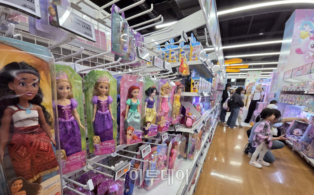 ▲어린이날인 5일 서울의 한 마트에서 시민들이 자녀를 위한 선물을 고르고 있다. 매장 곳곳은 완구와 캐릭터 상품을 살펴보는 가족 단위 방문객들로 붐비는 모습이다. 고이란 기자 photoeran@