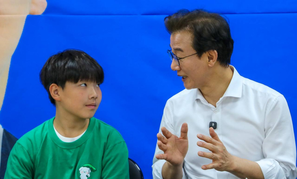 ▲전재수 후보와 어린이가 이야기를 나누고있다 (사진제공=전재수후보 캠프)