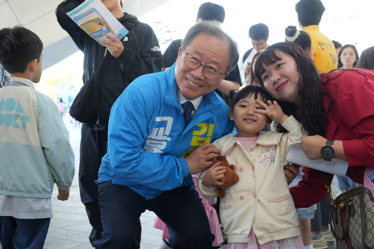 ▲김석준 부산교육감 예비후보가 5일 오전 해운대 영화의전당에서 열린 ‘부산 어린이날 큰잔치’에서 어린이 및 가족 단위 시민들과 반갑게 인사를 나누며, 사진을 찍고 있는 모습 (사진제공=김석준후보 캠프)