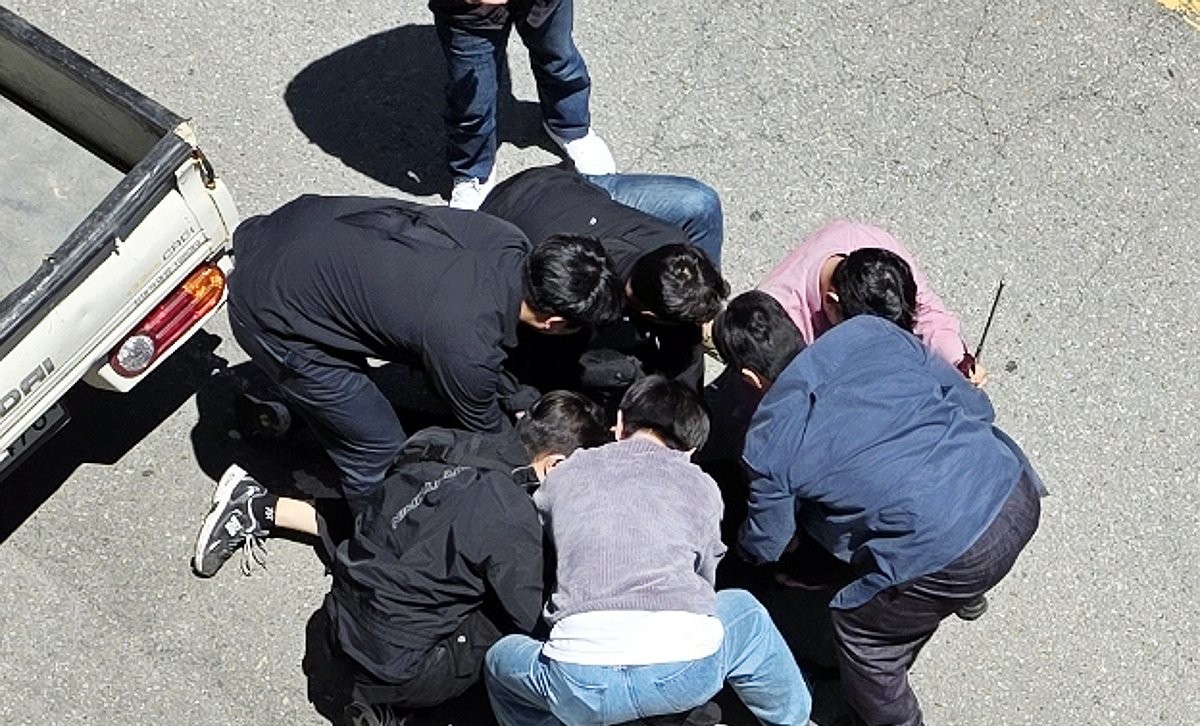 ▲5일 오전 광주 광산구 월계동 한 도로에서 살인 혐의 등을 받는 20대 피의자 장모 씨를 경찰이 긴급 체포하고 있다. (사진제공=연합뉴스)