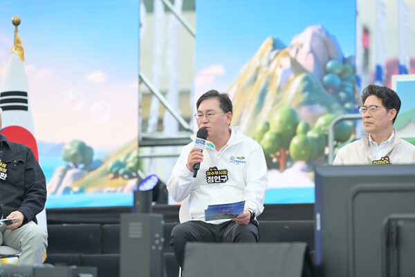 ▲여수 이순신광장에서 열린 2026 섬 방문의 해 선포식과 연계된 행사에서, 패널들이 무대에 앉아 토론을 진행하고 있다. (사진제공=여수시)