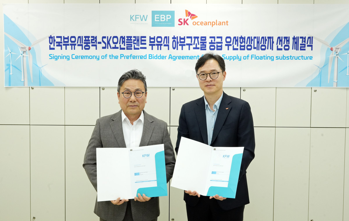 ▲울산 한국부유식풍력 사무소에서 진행된 협약식에서 김정훈 SK오션플랜트 마케팅/PM센터장(오른쪽)과 박장호 한국부유식풍력 사업총괄이 기념 촬영을 하고 있다. (사진제공=SK오션플랜트)