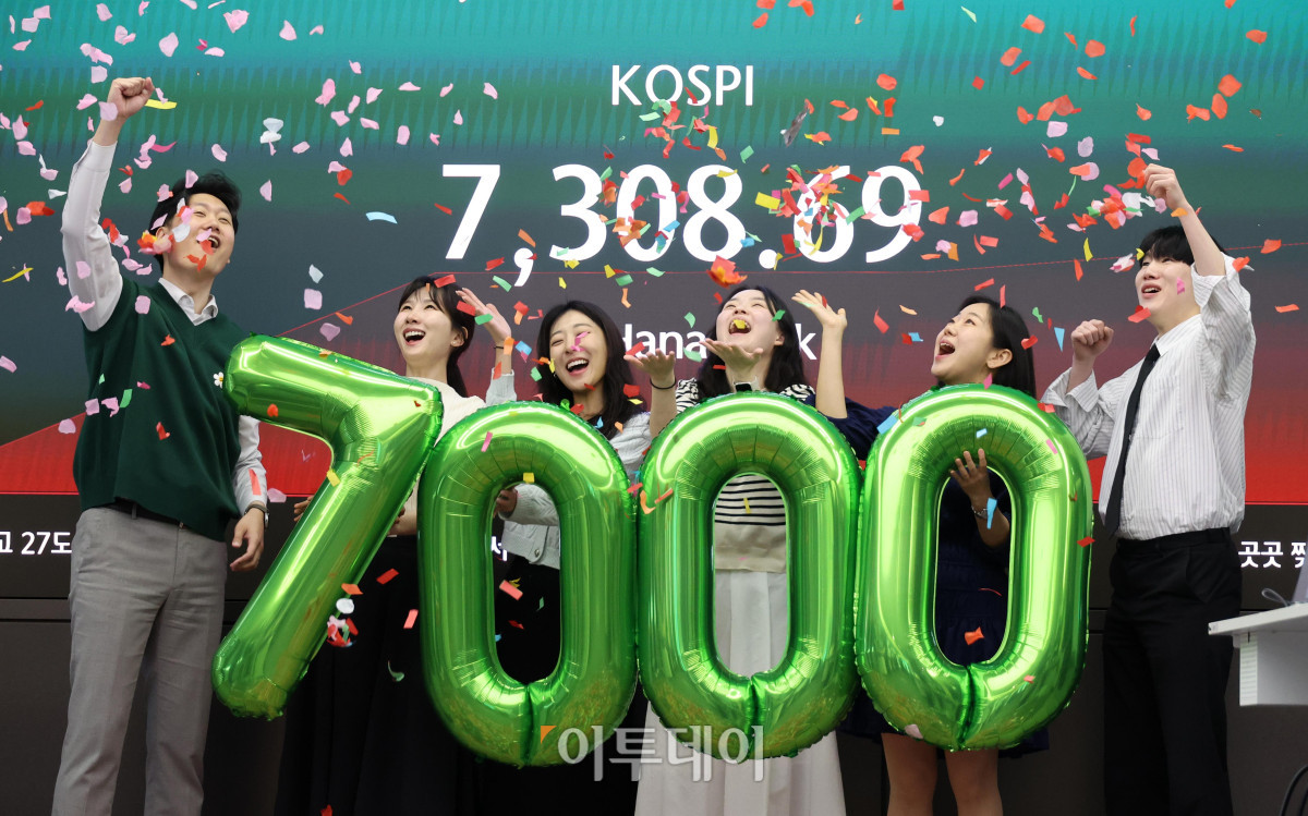 ▲코스피 지수가 7000선을 돌파한 6일 서울 중구 하나은행 딜링룸 전광판 앞에서 딜러들이 축하 세리머니를 하고 있다. 고이란 기자 photoeran@