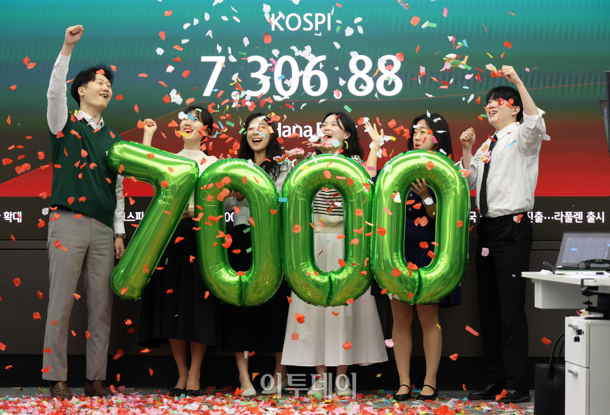 ▲코스피 지수가 7000선을 돌파한 6일 서울 중구 하나은행 딜링룸 전광판 앞에서 딜러들이 축하 세리머니를 하고 있다. 고이란 기자 photoeran@