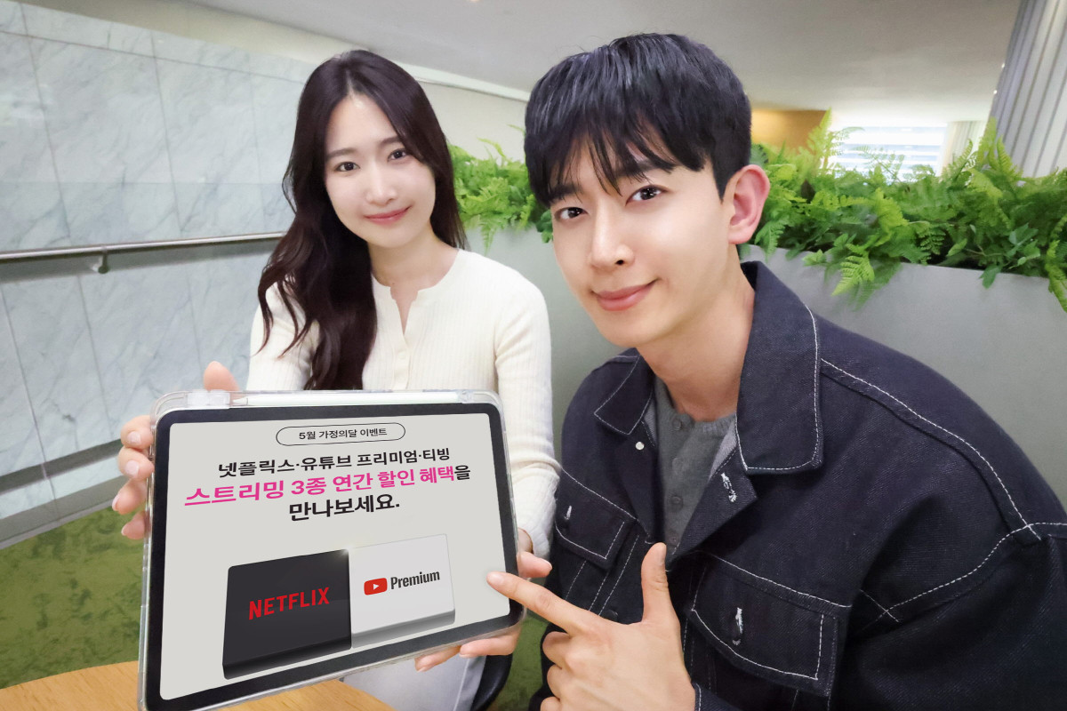 ▲LG유플러스는 자사 구독 플랫폼 ‘유독’을 통해 넷플릭스와 유튜브 프리미엄을 결합한 ‘더블스트리밍 연간권’ 신규 가입 고객을 대상으로 티빙 할인 혜택을 제공하는 프로모션을 진행한다고 6일 밝혔다. 사진은 LG유플러스 직원이 해당 프로모션을 소개하고 있는 모습. (사진제공=LG유플러스)