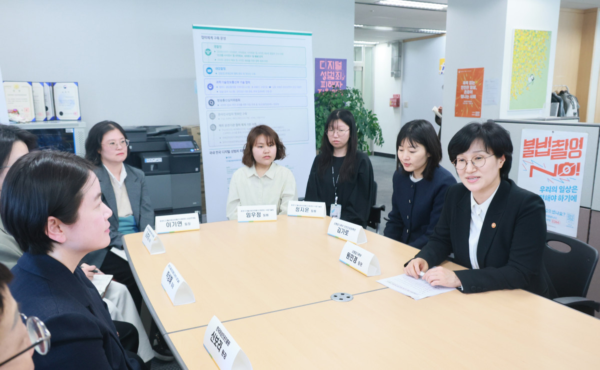 ▲원민경 성평등가족부 장관은 4월 2일 오후 서울 중구 중앙디지털성범죄피해자지원센터를 방문해 신규 도입되는 AI기반의 디지털성범죄 대응 시스템을 점검하고 관계자들에게 신속한 대응을 통해 피해 확산을 방지해 줄 것을 당부했다. (뉴시스)