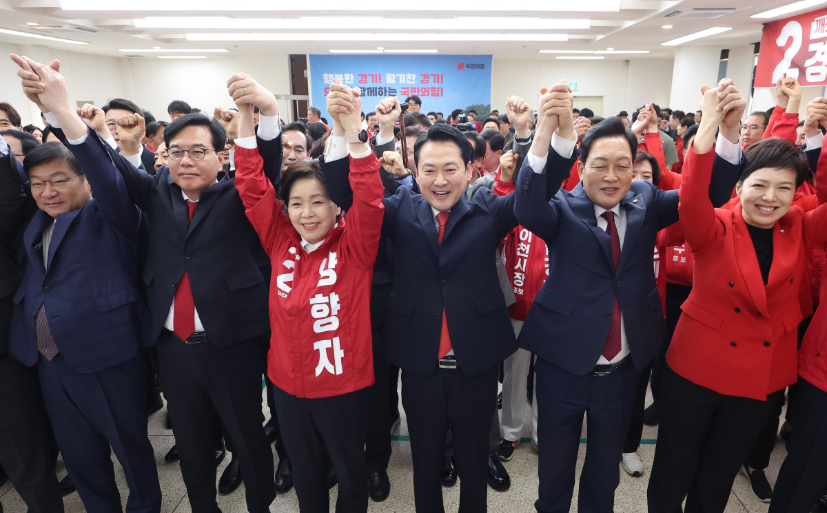 ▲국민의힘 장동혁 대표가 6일 경기 수원 경기도당에서 열린 경기도당 필승결의대회에서 참석자들과 포즈를 취하고 있다. (연합뉴스)