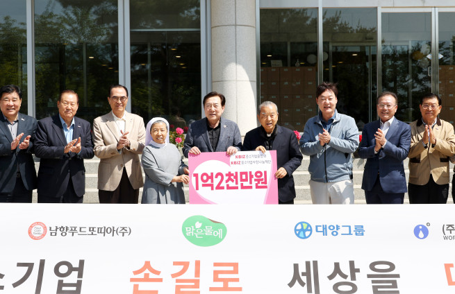 ▲6일 충북 음성군 꽃동네재단에서 열린 중소기업중앙회·중소기업사랑나눔재단의 기부물품 전달식에서 참석자들이 기념사진을 촬영하고 있다. 사진 왼쪽 네번째부터 차례대로 윤시몬 수녀, 김기문 중기중앙회장, 오웅진 꽃동네재단 이사장. (사진제공=중소기업중앙회)