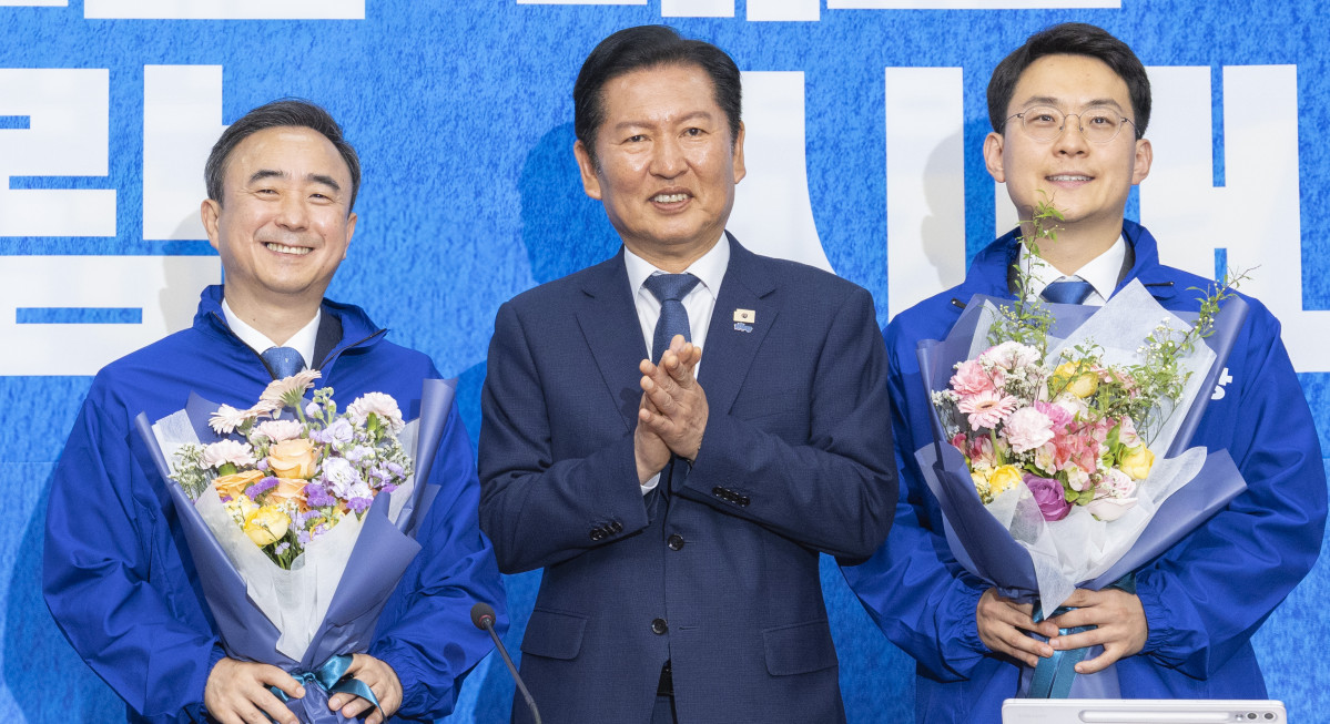 ▲6·3 재보선에서 더불어민주당 후보로 전북 군산·김제·부안을 선거구에 출마할 것으로 예상되는 박지원 최고위원(오른쪽)과 광주광역시 광산을 선거구에 공천이 유력한 임문영 AI전략위원회 상근부위원장(왼쪽)이 6일 국회에서 열린 더불어민주당 인재 영입식에서 정청래 대표와 기념 촬영하고 있다. 사진=연합뉴스