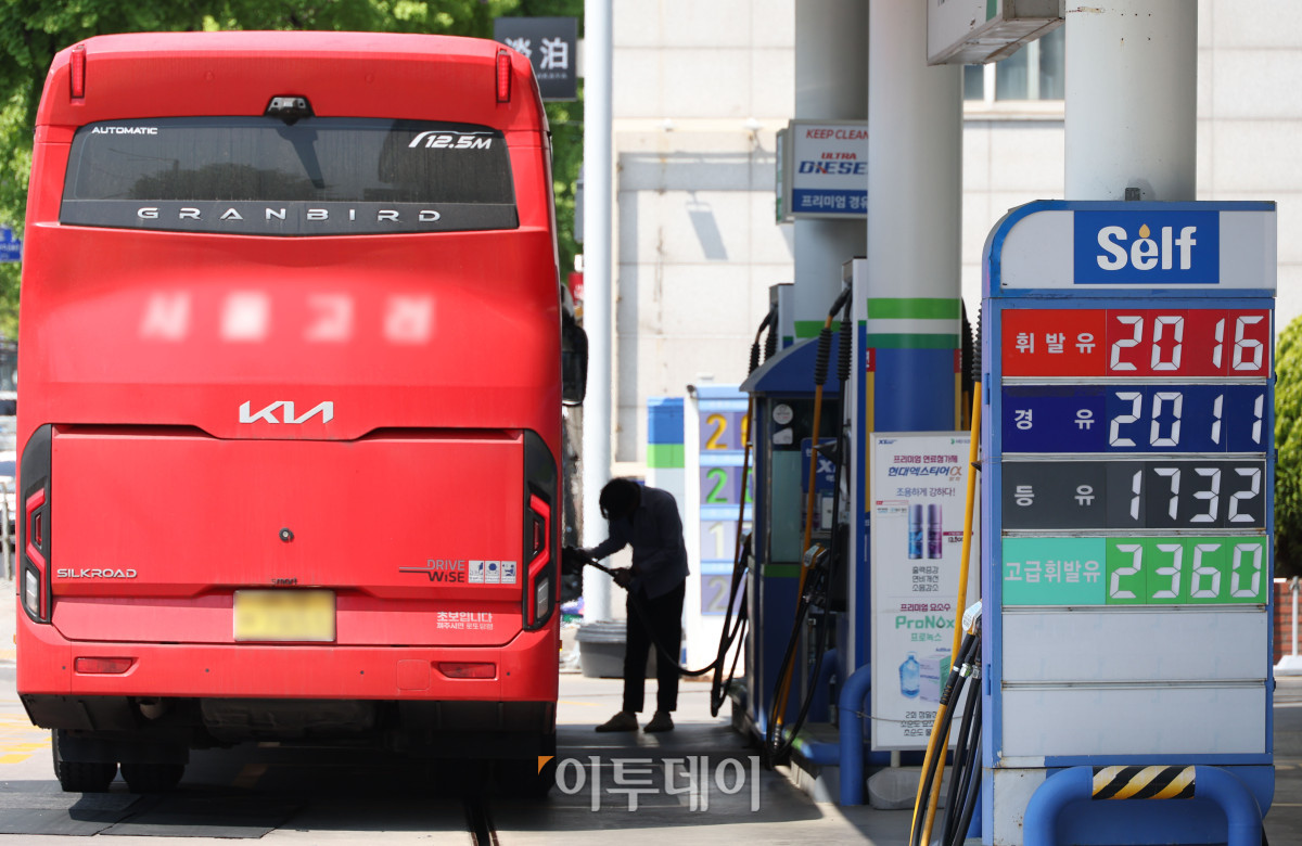 ▲국제유가 급등 여파로 지난달 소비자물가 상승률이 1년 9개월 만에 최고치를 기록한 6일 서울의 한 주유소에 유가 정보가 표시돼 있다. 국가데이터처가 발표한 4월 소비자물가 동향에 따르면 지난달 소비자물가지수는 119.37(2020년=100)로 전년 동월 대비 2.6% 상승했다. 석유류 물가는 21.9% 급등해 2022년 7월 이후 가장 큰 폭의 상승률을 기록했다. 정부는 유류세 인하와 석유 최고가격제 시행으로 전체 물가 상승 폭 일부를 억제한 것으로 추정했다. 고이란 기자 photoeran@